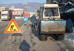 Intanto gli operai comunali continuano il lavoro per liberare i marciapiedi dalla neve accumulata durante la scorsa settimana