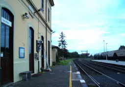 La stazione di Busca: a volte i pendolari  aspettano invano l'arrivo del treno