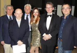 Flavia Barbacetto e Paolo Volante poco prima dell'inizio dello spettacolo con i componenti del direttivo dell'associazione Amici della Musica e l'assessore comunale alla Cultura, Marco Gallo