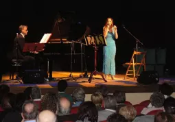 Flavia Barbacetto e Paolo Volante  sul palco del Teatro Civico