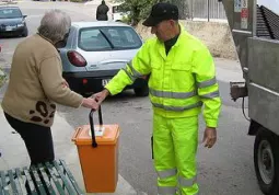 Con il sistema porta  a porta ogni famiglia deve munirsi di cestelli e sacchetti per i diversi materiali