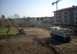 L'area ai piedi dei bastioni di piazza Diaz è di proprietà comunale ed è destinata a parcheggio