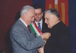 Francesco Fino è cittadino onorario di Busca. Qui nel maggio 1993 con il senatore Giuseppe Fassino e il sindaco Teresio Delfino mentre riceve la cittadinanza onoraria e l’onorificenza di Cavaliere della Repubblica 