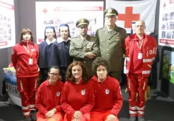 I rappresentanti delle componenti della Croce Rossa Italiana a Saluzzo di fronte allo stand dell'associazione durante la Fiera del Volontariato 