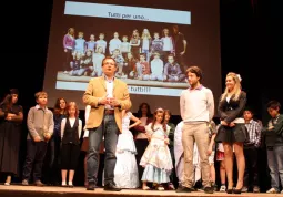 Un momento della serata: sul palco insieme con i giovanissimi attori, gli insegnanti, Giulia Brennna e Omar Ramero, e il vicesindaco, Marco Gallo 