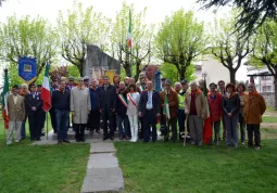 Il gruppo ai piedi del monumento alla Resistenza