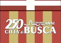 La bandiera di Busca, elaborata per l'occasione con  i colori storici dello stemma della città, è il simbolo dei festeggiamenti 