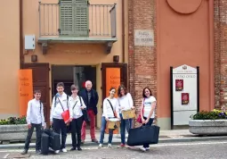 Alcuni ragazzi partecipanti al concorso davanti al Teatro Civico