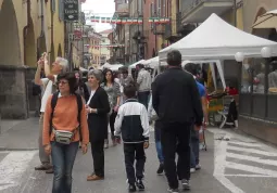 Busca da fotografare: molti i visitatori da fuori città ieri nella seconda Fiera di Maggio