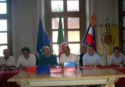 La giunta con il segretario comunale durante la seduta di ieri sera. Da sinistra  Gianfranco Ferrero, Giuseppe Delfino, Giusto Scarpello (segretario), Luca Gosso, Marco Gallo, Gianmichele Cismondi