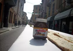 Le fette di pane allineate pronte per essere ricoperte di nutella