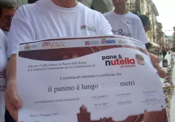 Il presidente del Comitato per i 250 anni di Busca Città, Mario Berardo, mostra la certificazione del record