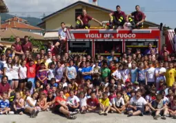 I bambini dell'oratorio parrocchiale, con don Matteo, in visita ai Vigili del fuoco volontari  