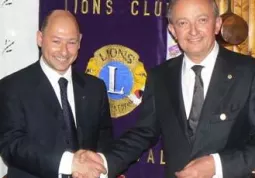 Fabrizio Nasi (a sinistra)  prende le consegne di presidente annuale del Lions Club Busca e Valli da Ezio Caramello