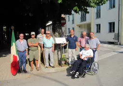 La delegazione di fianco alla targa che ricorda il giovane Malfettani, ucciso a 17 anni