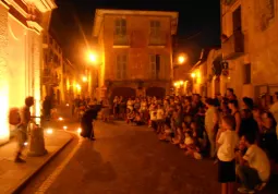 Notti sabbatiche nel centro storico, di fronte al Teatro Civico