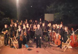 L'orchestra Sfondi sonori con il direttore  Antonio Ferrara 