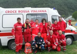 Un gruppo di volontari del Comitato di Busca della Cri in servizio all'Iron bike 2012