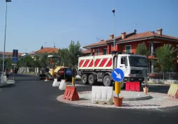  La rotonda con spartitraffico all’incrocio tra corso Giolitti e viale Concordia