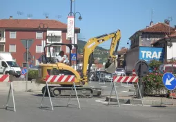 Lavori all'altezza della rotatoria nei pressi di via Umberto I