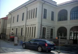 Tolti i ponteggi all'edificio delle  scuole elementari dopo la ritinteggiatura della parte alta. Dopo il rifacimento dei marciapiedi si concluderà con il colore allo 'zoccolo'