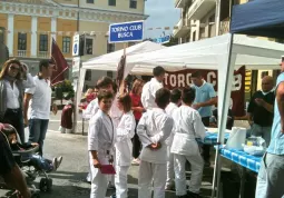 Buschesi di tutte le età in piazza per una domenica insieme