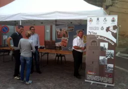 Lo stand del vino della solidarietà