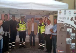 Lo stand allestito per la solidarietà al paese terremotato di Moglia. Alberto Pignata (a sinistra) presidente dell'associazione Musiké ha organizzatoil concerto di solidarietà. Nella foto anche il vice-sindaco, Marco Gallo, e l'assessore alle Manifestazioni, Gianfranco Ferrero 