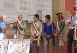 Giangi Giordano (a sinistra) presenta l'inziativa 'vino della solidarietà' con il sindaco, Luca Gosso, Federica Gualtieri, assessore del Comune di Moglia e, con le fasce tricolore, Milva Rinaudo, sindaca di Costigliole Saluzzo e Giancarlo Armando, vice-sindaco di Tarantasca