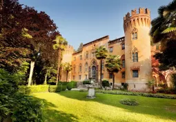 In occasione del concerto è possibile visitare l’ala est del castello, recentemente restaurata, che ospita un’interessante mostra di documenti, oggetti, immagini relative alla storia del maniero e alla vita che si conduceva in una dimora aristocratica nell’Ottocento