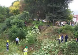 Al servizio dell'ambiente: qui sabato 6 ottobre scorso l'intervento di pulizia alla sponda sinistra del Maira sotto il ponte di via Villafalletto 