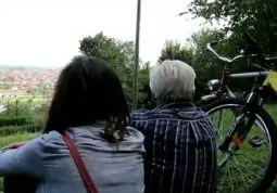 I protagonisti ammirano il panorama dalla collina