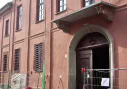 Il Consiglio comunale si è riunito ieri sera in Casa Francotto poichè sono in corso i lavori di restauro anche nella sala consigliare del Palazzo del municipio, situata al primo piano, sopra l'atrio, mentre sono stati appena romossi i ponteggi esterni e si stanno ultimando gli interventi, in vista dell'inaugurazione del recupero del complesso di Palazzo San Martino, il prossimo 5 dicembre, anniversario dei 250 anni di Busca Città 