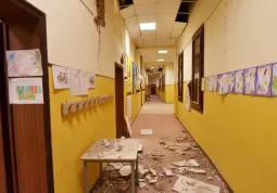 L'edificio danneggiato delle scuole elemententari