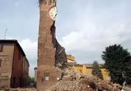 Il campanile colpito (poi abbattuto perchè pericolante)  di Bondanello, frazione di Moglia