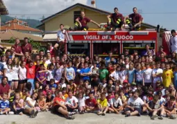 I ragazzi dell'oratorio parrocchiale durante la visita alla sede dei Vigili del fuoco della scorsa estate