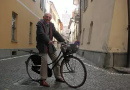 Il sentore con la sua bicicletta: da quando era in pensione e fino a poche settimane fa lo si vedeva così tutte le mattine in centro città, il giornale, il pane e due chiacchiere al caffè con gli amici di sempre