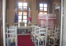 La Sala consigliare che attende gli ospiti per l'inaugurazione dei restauri