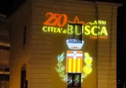 Una proiezione e notturna del logo del 250enario