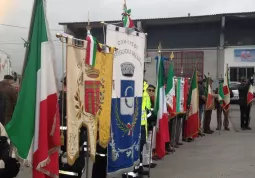 I gonfaloni di Busca e Costigliole insieme ai tricolore ed ai vessilli delle associazioni 