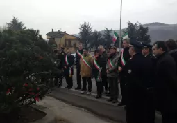 Sindaci e autorità di fronte al cippo commemorativo