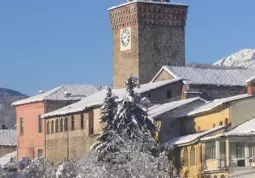 La Torre Rossa, simbolo della città, in un panorama invernale