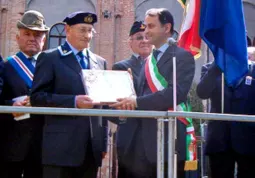 Durante la celebrazione del 25 Aprile del 2007 il Sindaco, Luca Gosso, a nome della Città e dell’Associazione combattenti e reduci, consegna  a Vincenzo Villa  il Diploma al merito ed alla fedeltà. Villa fu motorista, fatto prigioniero a Pola, nel 1943, dove aveva attraccato la corazzata Giulio Cesare, sulla quale era imbarcato