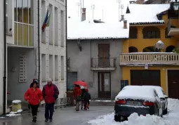 Al voto sotto la neve. I seggi dall'1 al 9 sono nell'edificio delle scuole elementari del capoluogo, in via Michelis. Il seggio numero 10 è nelle scuole elementari di frazione San Chiaffredo