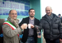 Il sindaco Luca Gosso ed il consigliere comunale Ezio Donadio brindano all'inaugurazione della casetta