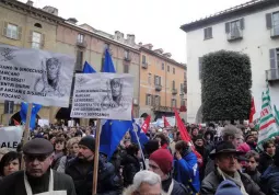 La manifestazione del 2 febbraio scorso a Cuneo degli enti gestori dei servizi sociali della provincia contro i tagli e i ritardi dei trasferimenti regionali e statali