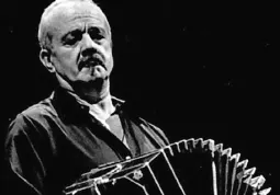 Astor Piazzolla (Mar del Plata, 11 marzo 1921 – Buenos Aires, 4 luglio 1992), il più famoso musicista argentino, fu ii riformatore del tango e uno strumentista d'avanguardia