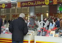 Il 23 aprile, inoltre, è la festa di san Giorgio (s. Jordi), patrono della Catalogna. Le librerie espongono fuori dai loro locali, su delle bancarelle, libri e  rose