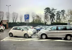 Limite orario nel parcheggio in piazza Diaz