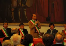 ll sindaco Luca Gosso prende la parola durante l'incontro di Padova del 2 dicembre 2009 del Movimento dei Sindaci. Alla sua destra il neoministro Zanonato